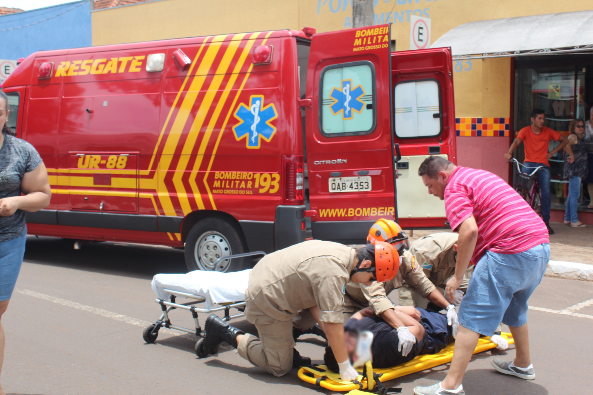 Motociclista sendo atendido pelos Bombeiros &ndash; Foto: Luis Gustavo/Jornal da Nova
